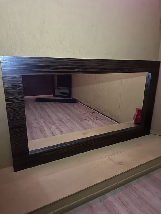 Espelho Grande com Moldura em Tons Castanhos e Padrão Delicado