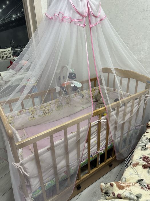 Дерев’яне дитяче ліжечко