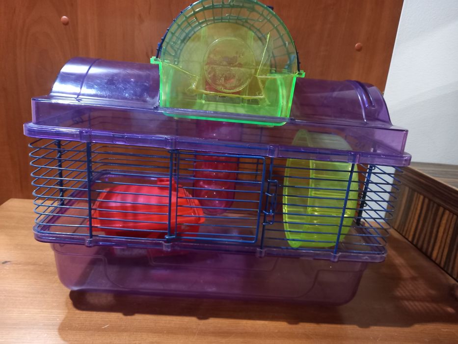 Klatka dla chomika z akcesoriami.