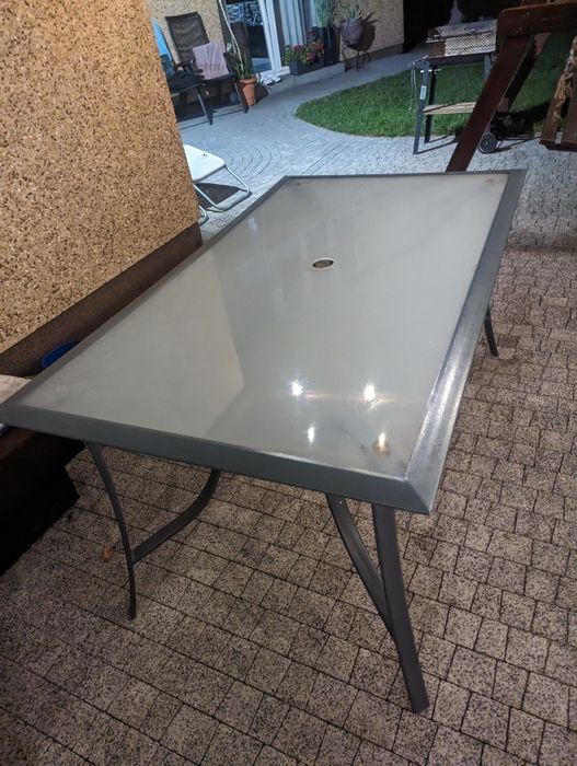 Szklany stół i parasol na taras lub ogrodu