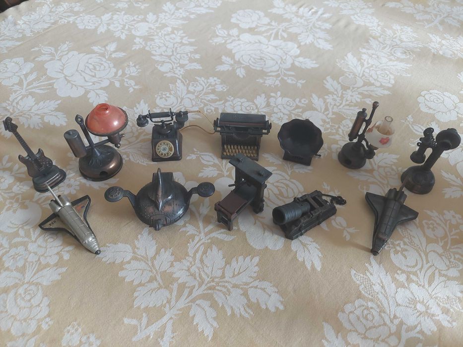Coleção de afias metálicas antigas, com formato de objetos do dia a dia.