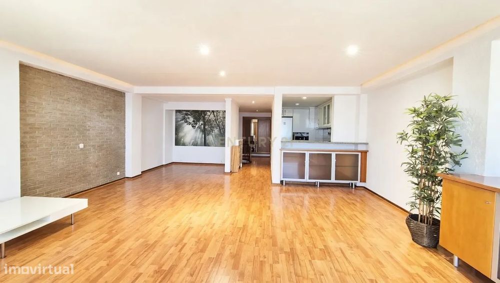 Apartamento T2 com Vista Mar em Sesimbra, Setúbal