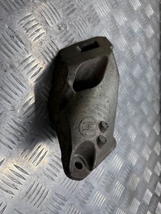 Кронштейн двигателя правый BMW  G30 22116871208
