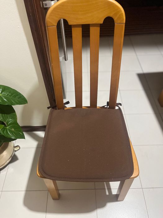 Mesa e cadeiras em madeira