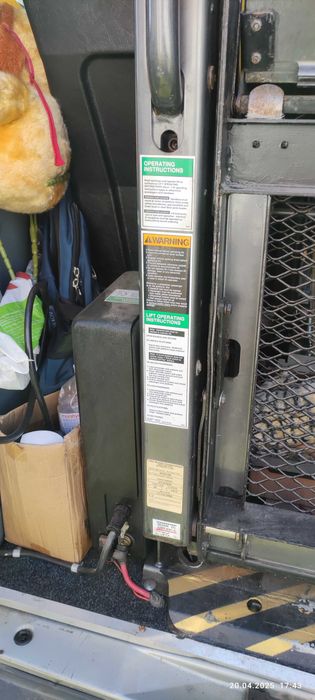 Ліфт в автомобіль для інвілідів BraunAbility, підйомник для візків