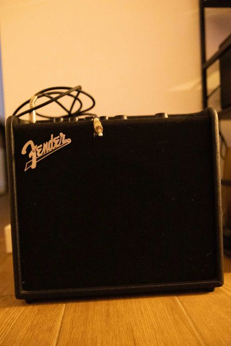 Guitarra Yamaha com aplificador Fender