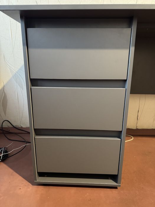 Стіл компʼютерний