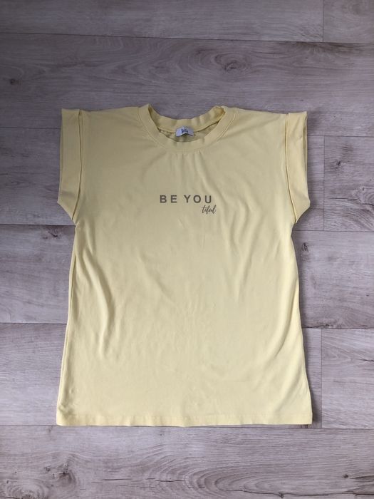 bluzka z rękawem na zakładki w pastelowo żółtym kolorze