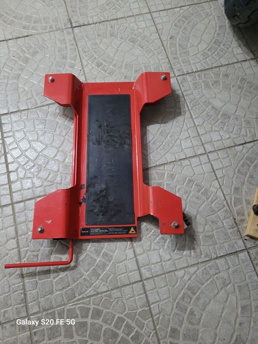 2 patins para transporte de moto na garagem.