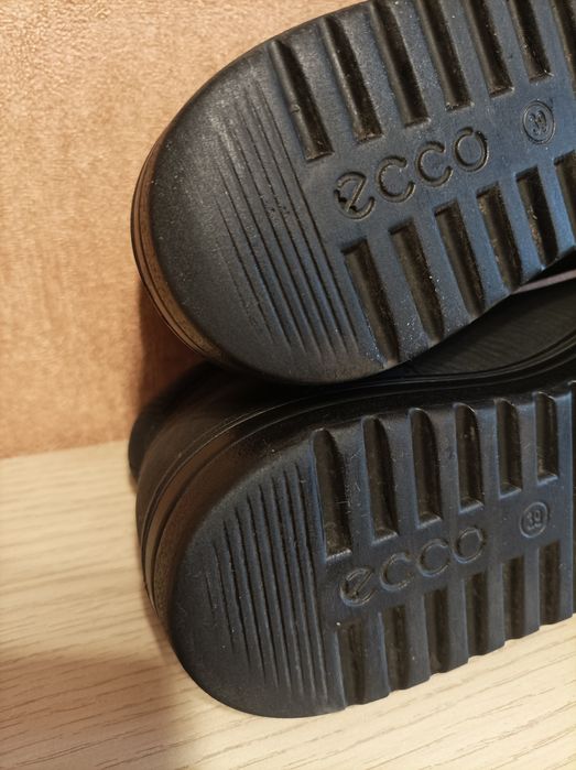 Продам женские демисезонные ботинки Ecco
