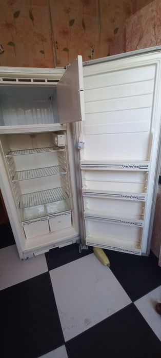 Холодильник 1500 грн.