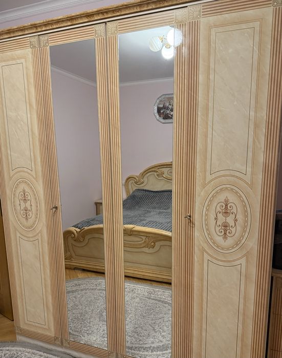 Продам затишні для спальні меблі.