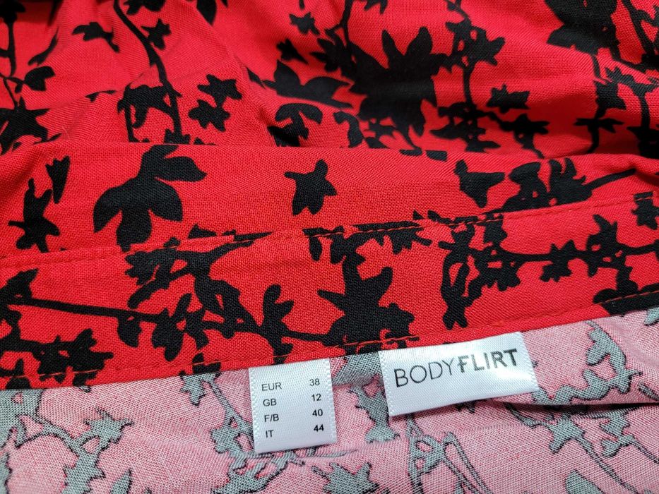 Nowa czerwona bluzka 38,M BonPrix wzór roślinny