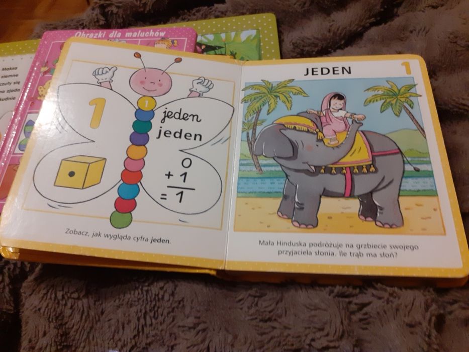 Osiem twardych ksiazeczk dla dziecka