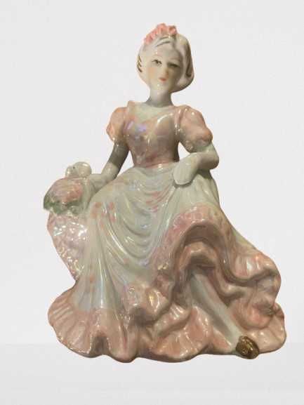 Figura de Dama Antiga em porcelana 13,5 larg x 19 cm alt