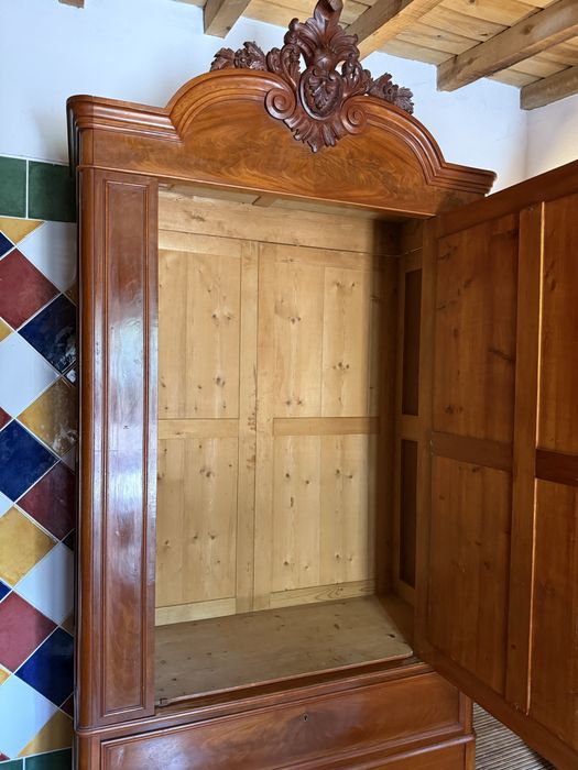 Antigo roupeiro estilo romântico