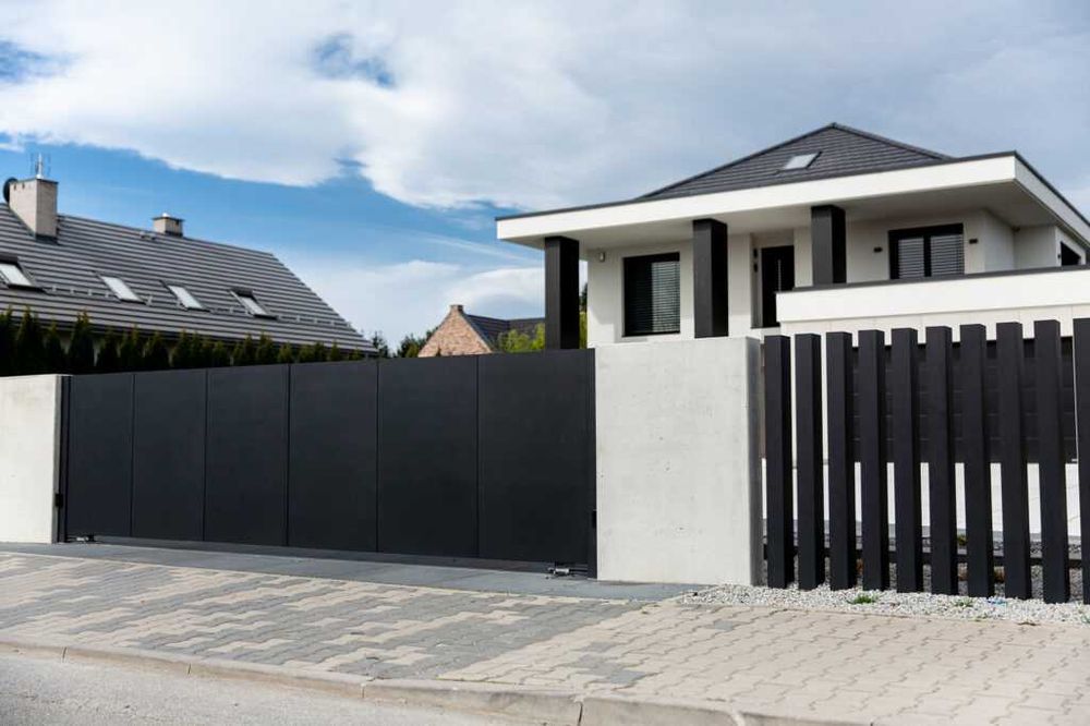 ogrodzenie grzebieniowe aluminiowe pionowe poziome mur betonowy L
