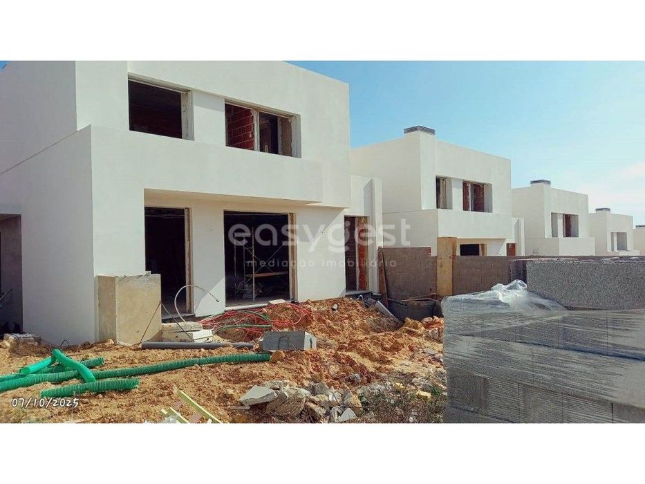 Moradia T4 em construção, Condomínio Fechado com Piscina Privativa ...