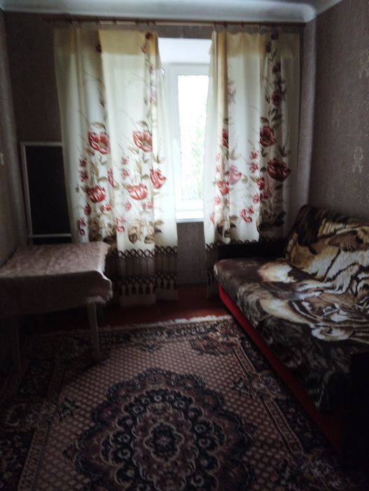 Продається кімната в малосімейці, з меблями,без посередників.