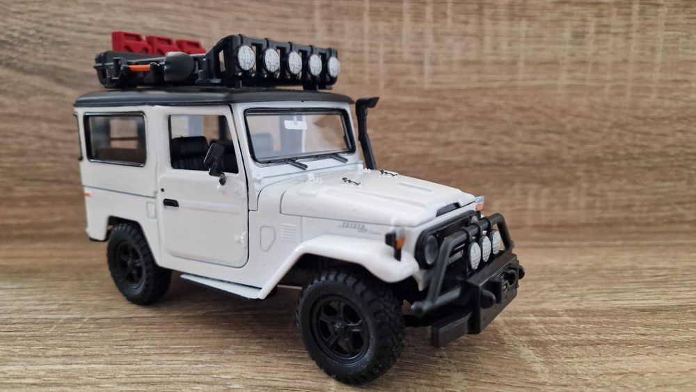 Miniatura Toyota Land Cruiser FJ40 1:24