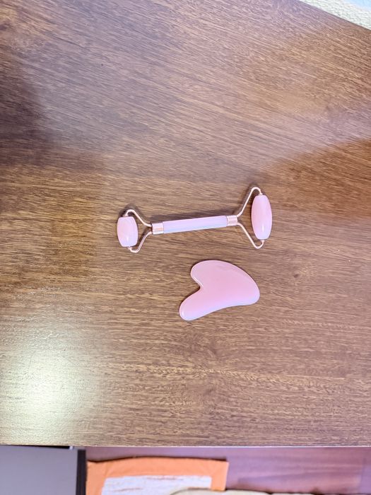Kit Rolo Facial + Gua Sha Quartzo Rosa - Como Novo