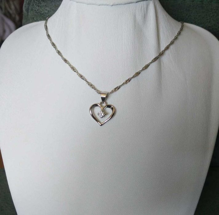 Colar Aço Prateado Coração e c/ Brilhante no Interior NOVO