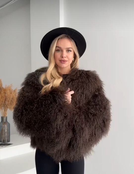 Надзвичайно гарна шуба з натуральної лами.