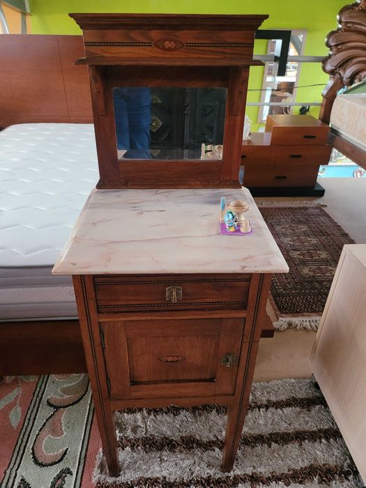 Mesa de cabeceira antiga em óptimo estado geral