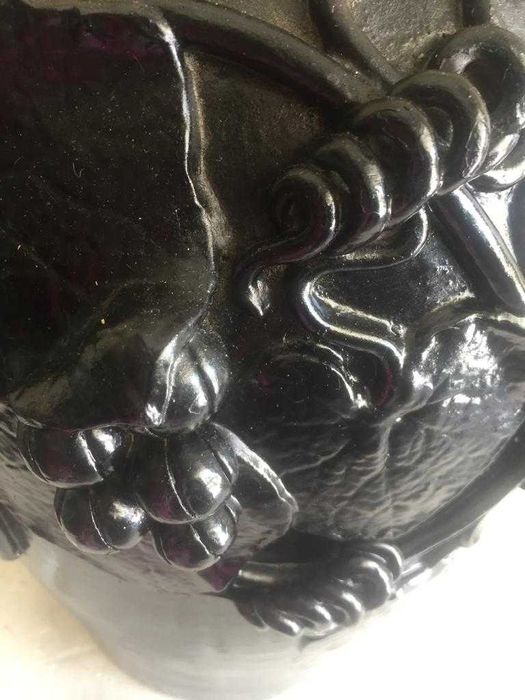 Jarrão de barro com relevo