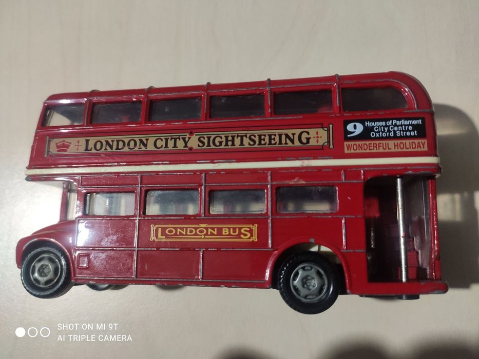 Вінтажний автобус "LONDON CITY SIGHTSEEING".