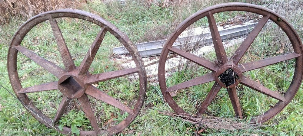 2 Rodas de ferro maciço antigas ,