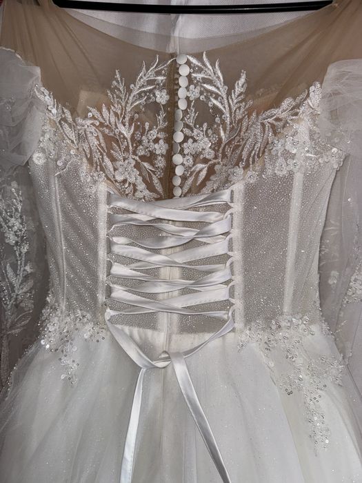 Весільна сукня з рукавами