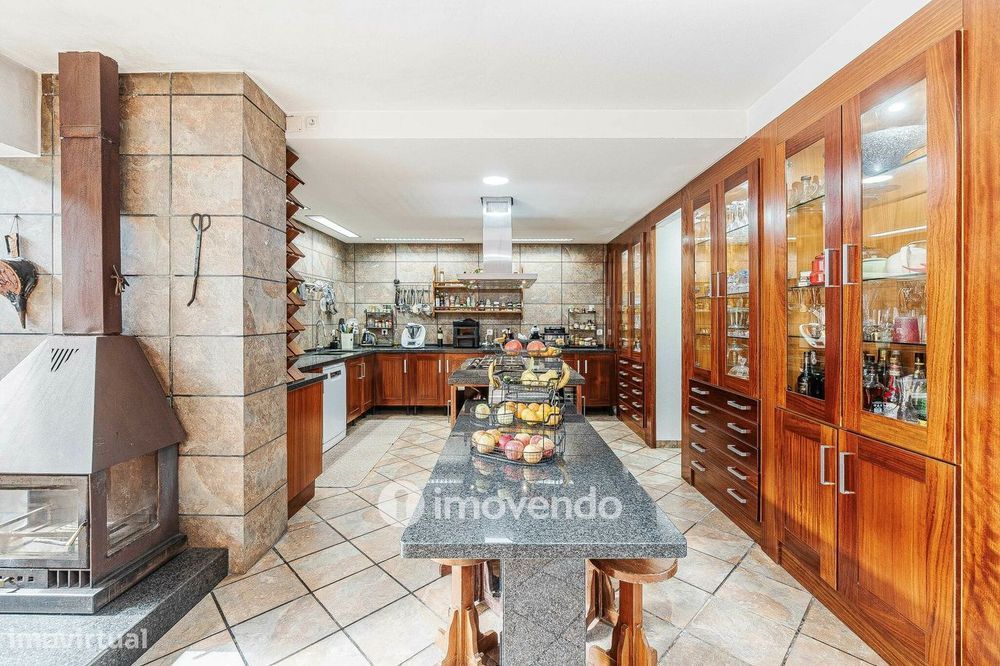 Quinta T3 isolada, com 14.500m² de terreno e piscina, em Loures