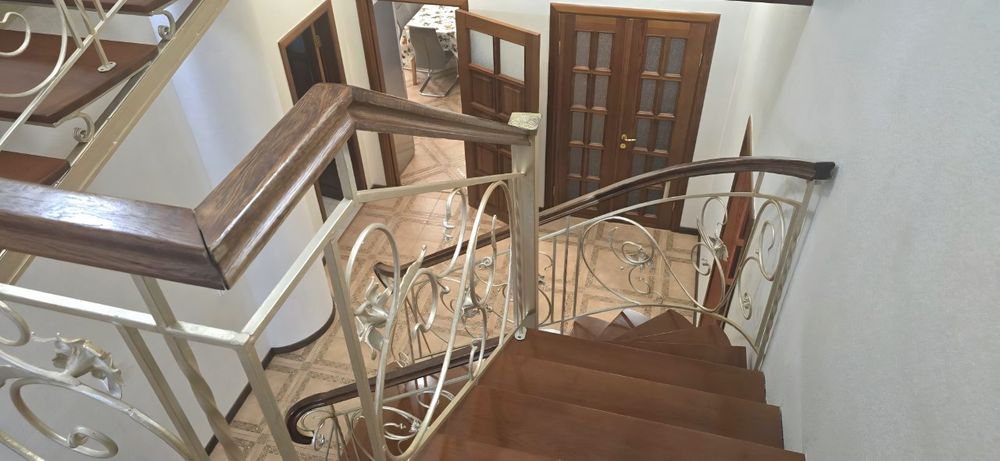 без комісії с.Чайки поруч з Києвом сучасний котедж