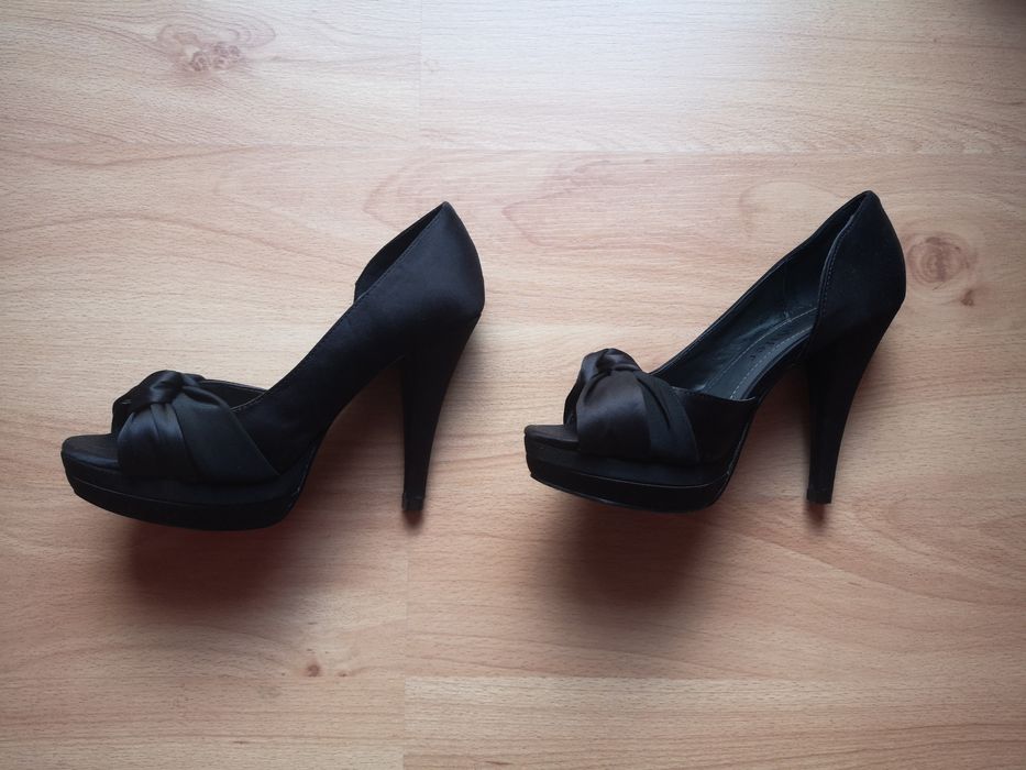 Szpilki czarne satynowe