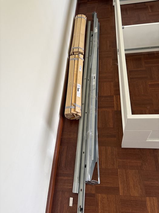 Cama com estrado e cabiceira