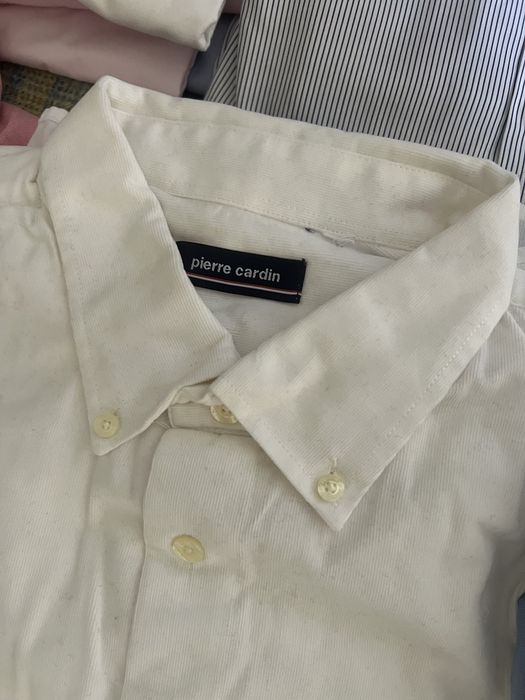 Grande lote de camisas de marca.