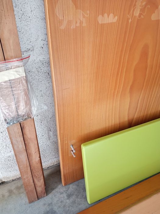 Cama de solteiro com estrado e colchão, medidas: 103/103/190cm.
Exempl