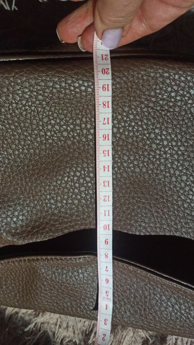 Кожаная сумка в трендовом цвете