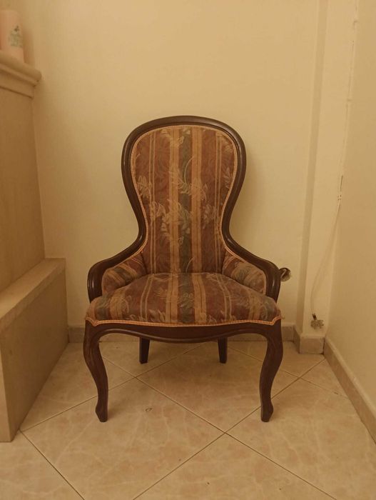 poltrona antiga em bom estado