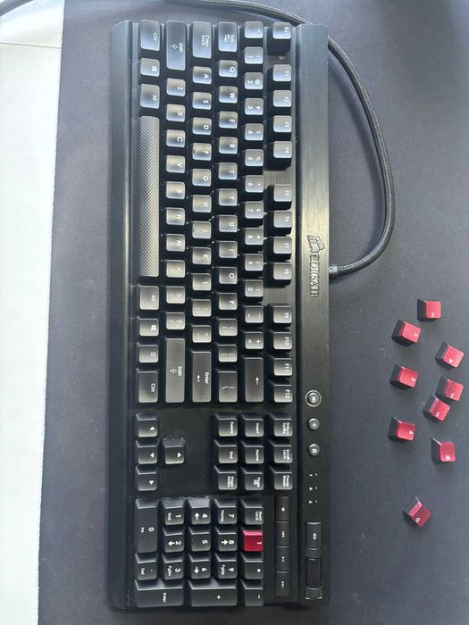 Teclado mecânico Gaming - CORSAIR Gaming K70 — vermelho CHERRY® MX (UK)