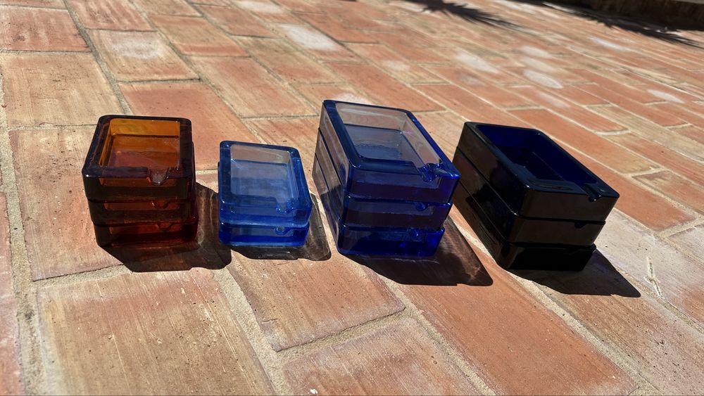 Conjunto de cinzeiros em vidro azul e castanho