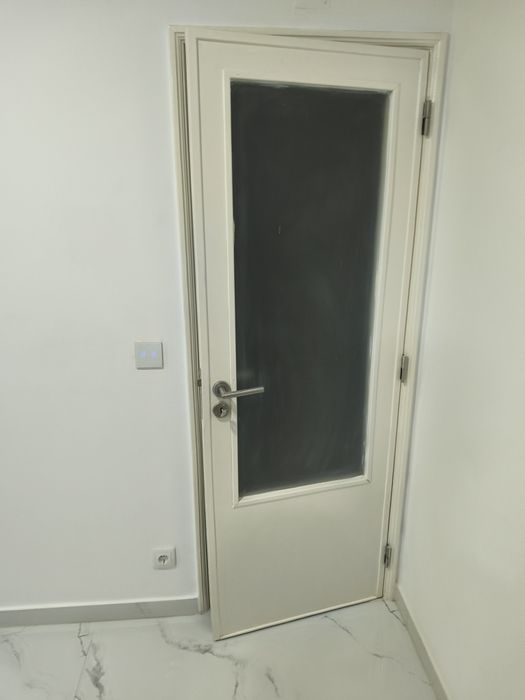 Portas interiores maciças 1 de vidro e 5 normais