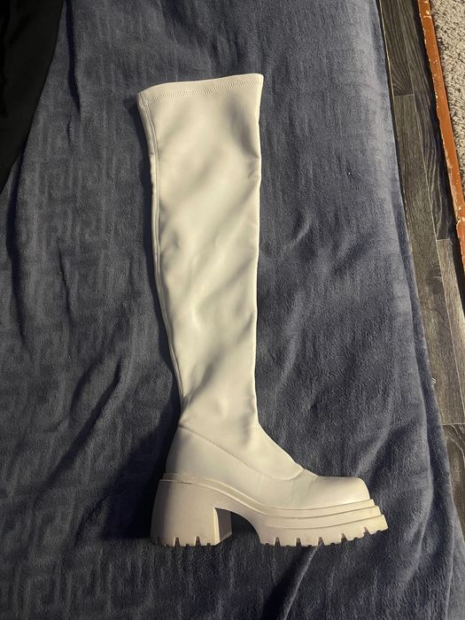 Белые ботфорты экокожа