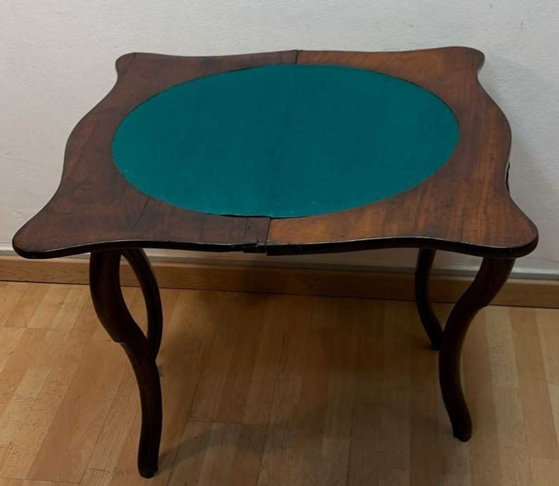 Mesa de jogo antiga, evidentes sinais dos anos e do mau uso, para restauro,
