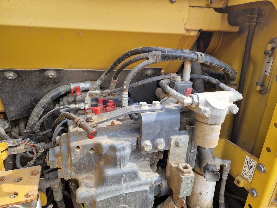 koparka komatsu HB 215  pc 210 pc 240 części 2012r pompa