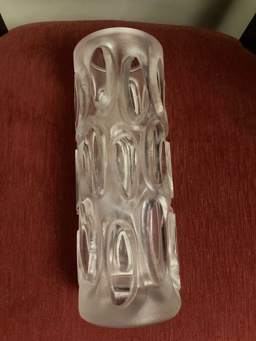 Duas Jarras uma de cristal e outra em vidro grosso