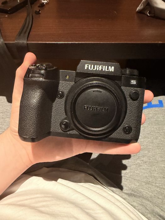 Fujifilm X-H2S z bateriami i klatką operatorską