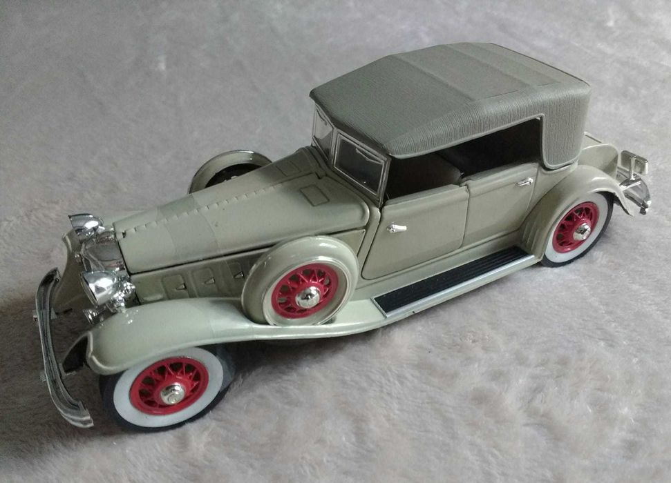 coleção de quatro miniaturas de automóveis antigos