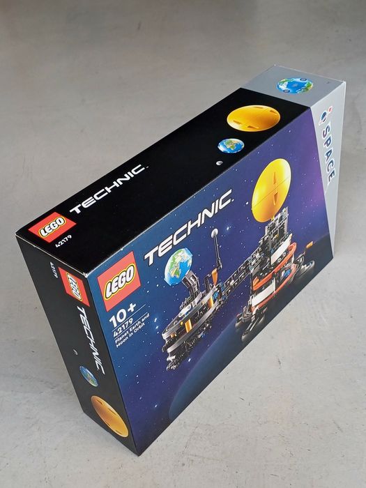 LEGO 42179 Technic Space Planeta Terra e Lua em Órbita